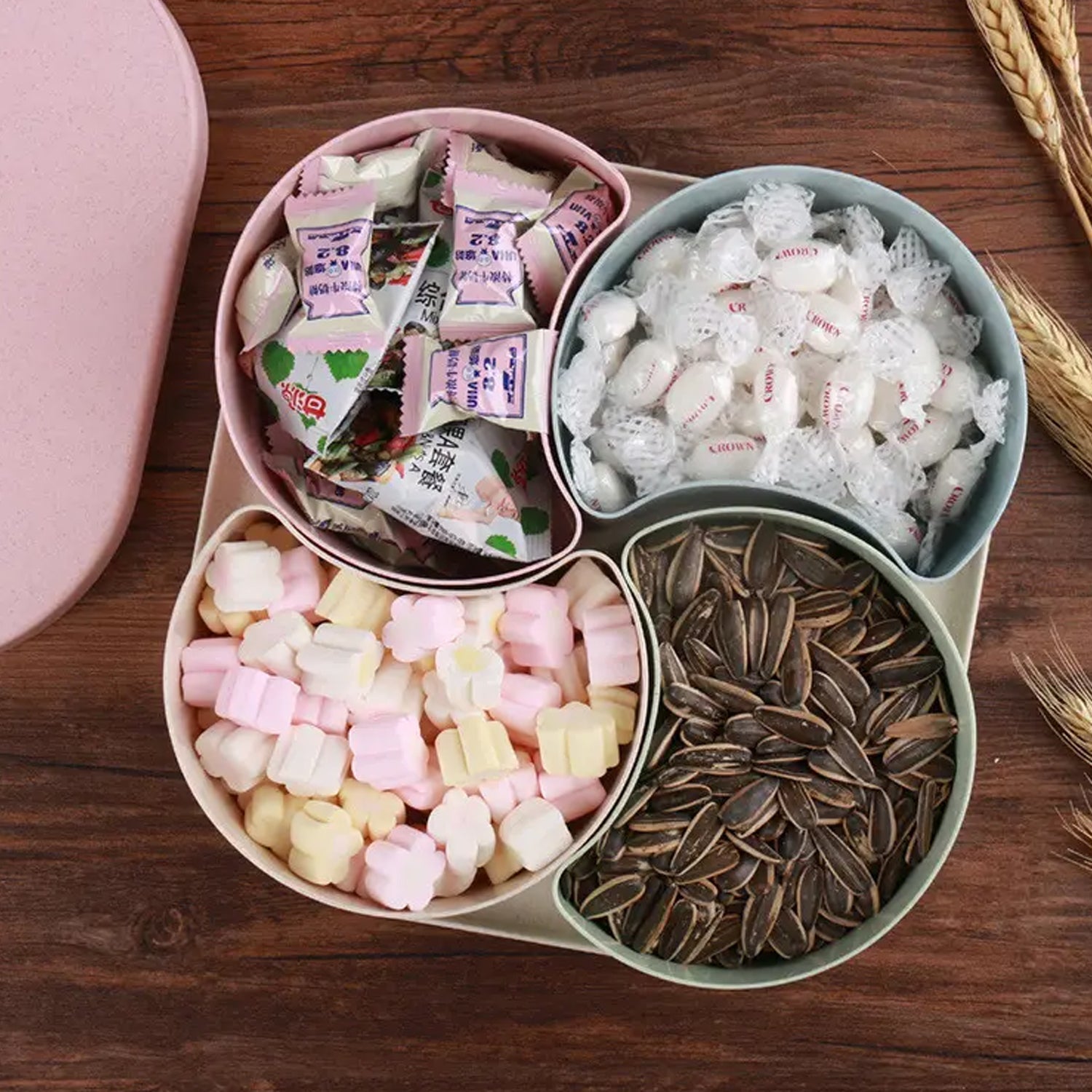 Multi-compartment candy box, perfect for organizing and serving different types of food. Multi-compartment candy box, perfect for organizing and serving different types of food.